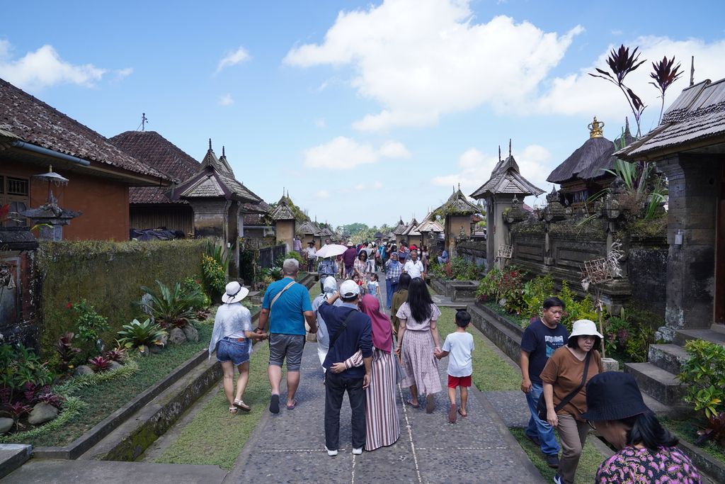 Wisatawan di Desa Panglipuran, Bangli, Bali (23/04/2023)