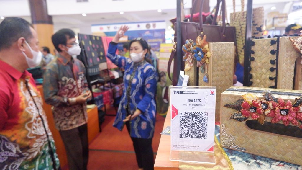 Seorang pelaku UMKM (kanan) menjelaskan tentang produknya kepada pengunjung dalam Pagelaran UMKM Karya Kreatif Banua-Go Digital di Atrium Duta Mall, Banjarmasin, Kalimantan Selatan, Sabtu (6/3/2021). 