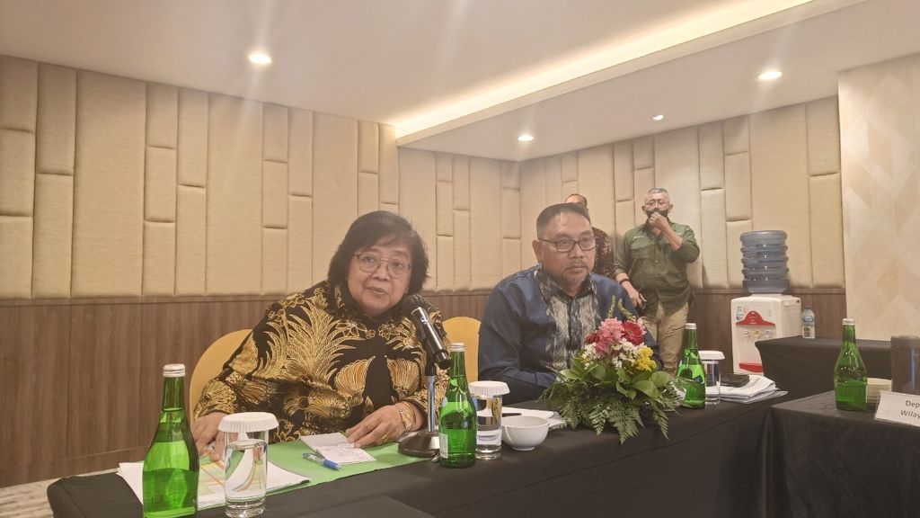 Menteri Lingkungan Hidup dan Kehutanan Siti Nurbaya (kiri) serta Pelaksana Tugas Direktur Jenderal Planologi Kehutanan dan Tata Lingkungan KLHK Ruandha A Sugardiman di Jakarta, Kamis (19/1/2023).