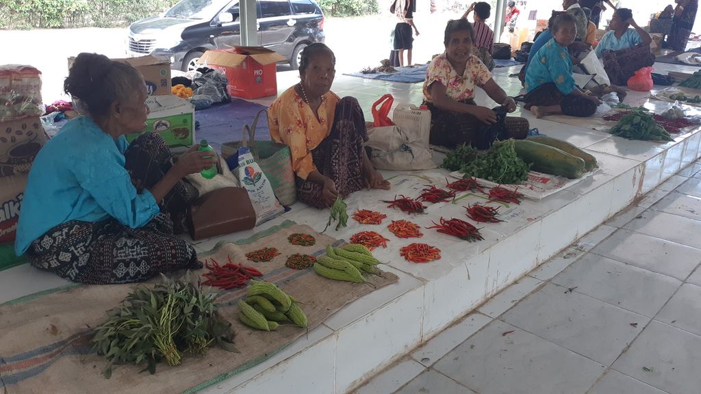 Pasar Nangablo berada di perbatasan Kabupaten Sikka dan Kabupaten Ende di Pulau Flores, NTT, Rabu (22/6/2022). Di pasar itu, warga menggunakan bahasa daerah Sikka dan Lio.