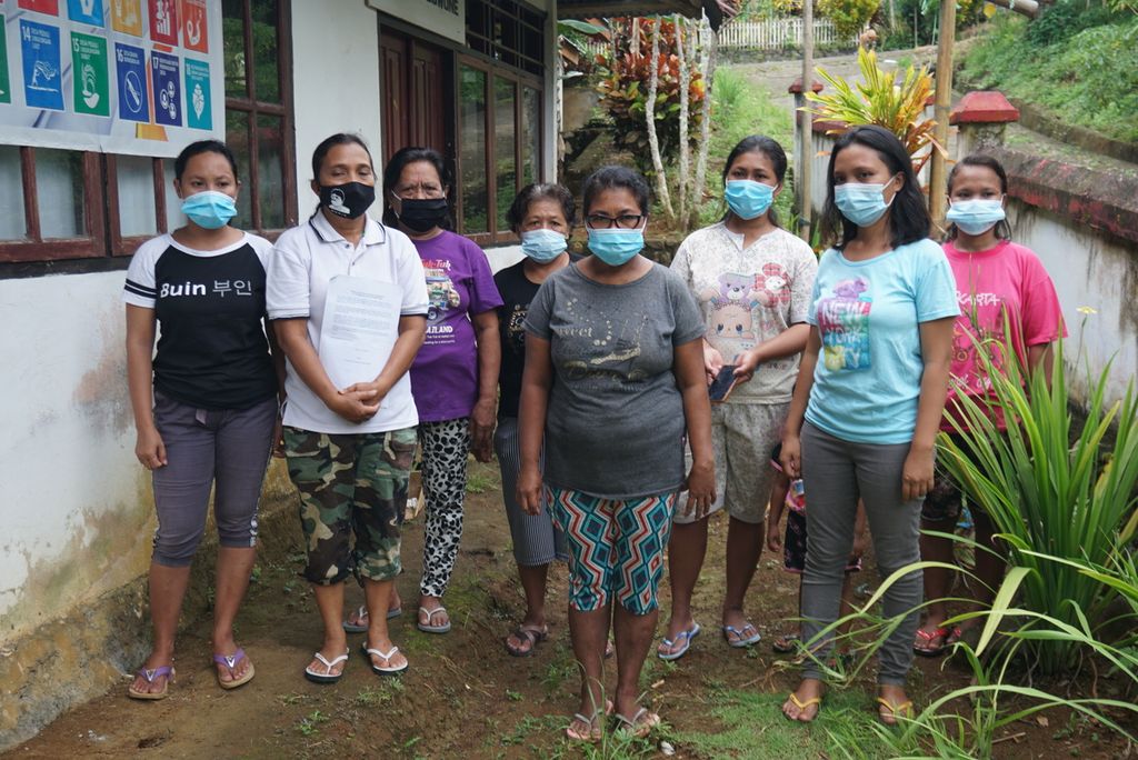Para ibu di Kampung Bowone, Tabukan Selatan Tengah, Kepulauan Sangihe, Sulawesi Utara, menolak pembukaan lahan konsesi tambang emas oleh PT Tambang Mas Sangihe, Sabtu (7/8/2021). Para ibu menolak tinggal diam dan menyerahkan penolakan kepada kaum laki-laki saja.