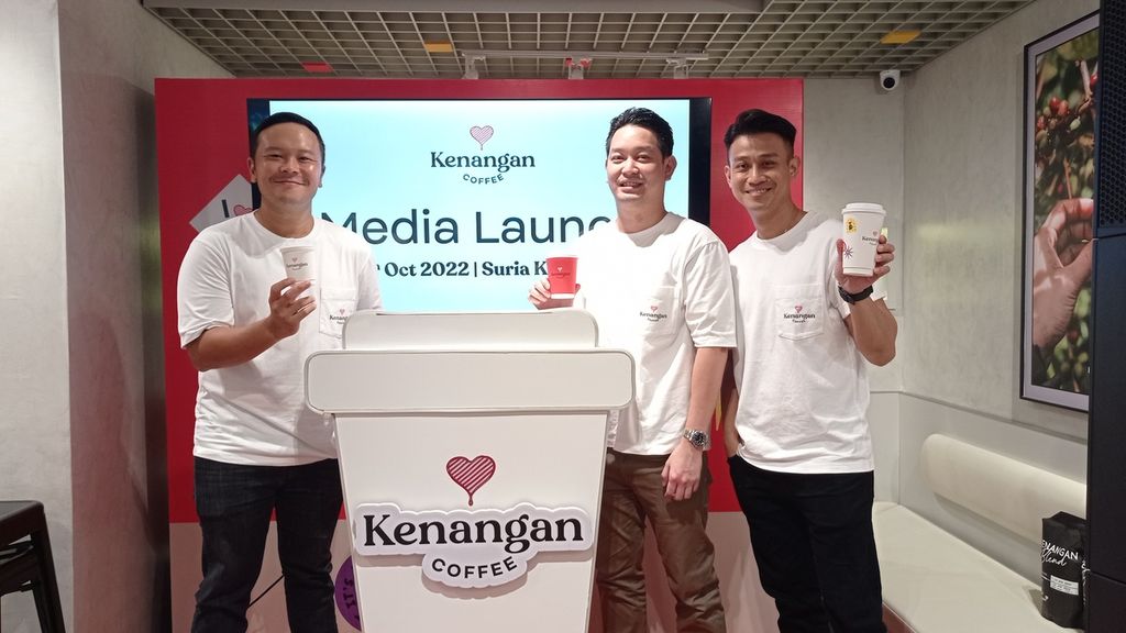 Pembukaan gerai pertama Kopi Kenangan di luar negeri di Suria KLCC, Petronas Twin Tower, Kuala Lumpur, Malaysia, Senin (17/10/2022) sore. Kopi Kenangan melebarkan sayap untuk pasar global dengan jenama Kenangan Coffee.