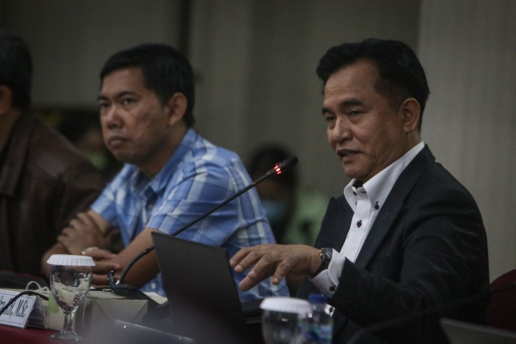 Pakar hukum tata negara Yusril Ihza Mahendra (kanan) berbicara dalam diskusi terkait putusan Pengadilan Negeri Jakarta Pusat mengenai penundaan pemilu di Kantor KPU, Jakarta, Kamis (9/3/2023). 