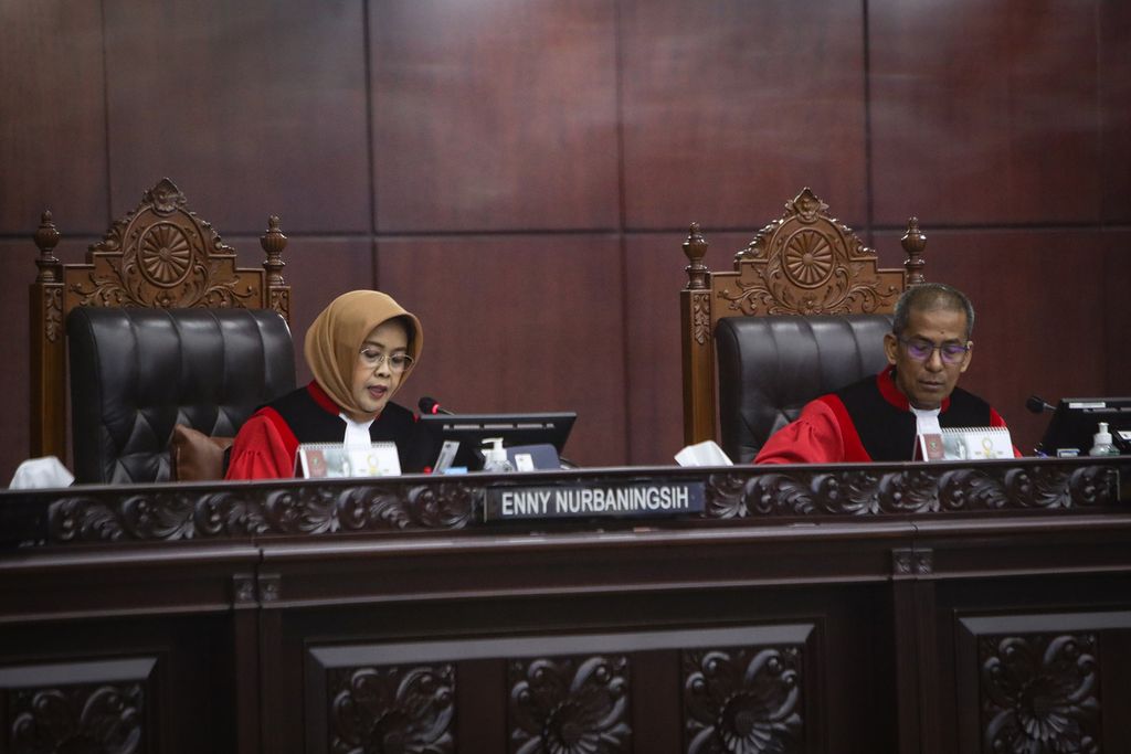 Hakim Konstitusi Enny Nurbaningsih (kiri) berbicara dalam dalam sidang putusan uji materi terhadap Undang-Undang Nomor 30 Tahun 2002 tentang Komisi Pemberantasan Tindak Pidana Korupsi di Gedung Mahkamah Konstitusi (MK), Jakarta, Kamis (25/5/2023). MK mengabulkan permohonan uji materi terkait perubahan masa jabatan pimpinan Komisi Pemberantasan Korupsi (KPK) dari empat tahun menjadi lima tahun. Sebelumnya, gugatan tersebut diajukan oleh Wakil Ketua KPK Nurul Ghufron sejak November 2022. 