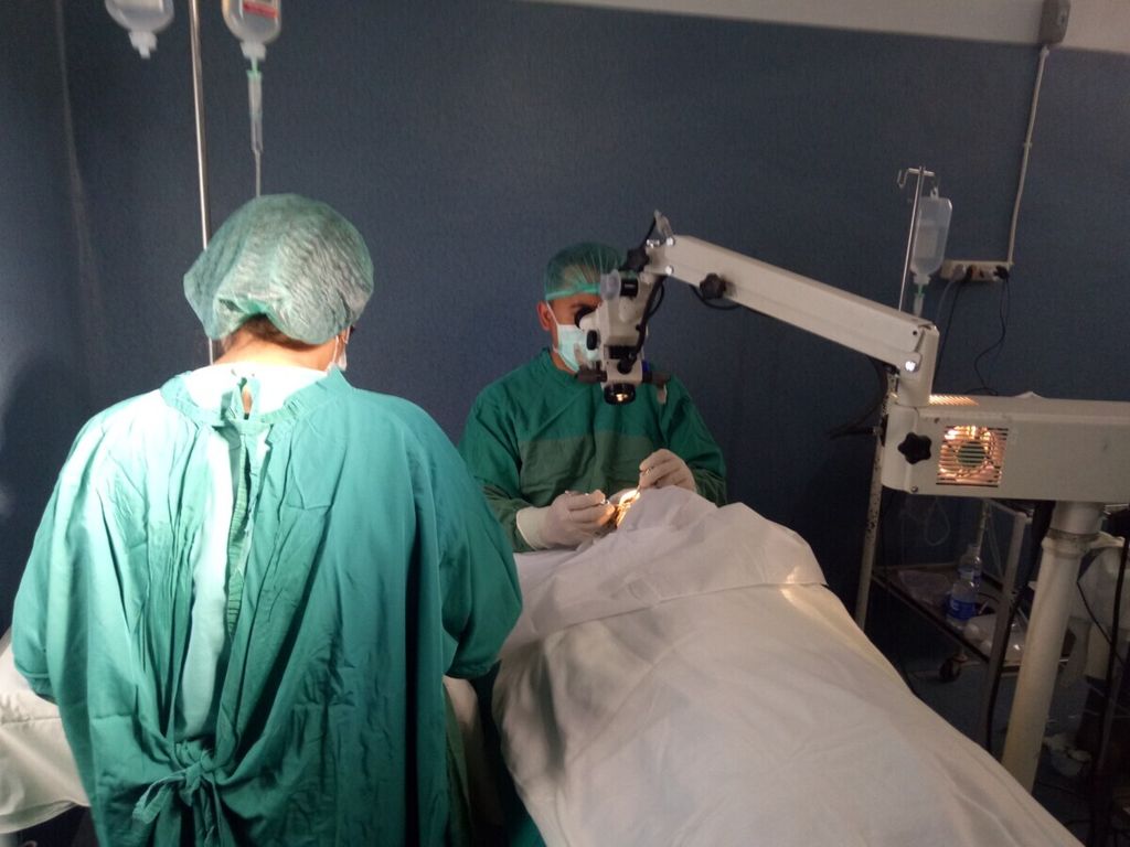 Dokter spesialis mata di Malaka melakukan operasi katarak di daerah itu beberapa waktu lalu. Sebelum berpraktik spesialis, dokter memperoleh surat tanda registrasi (STR) dari Konsil Kedokteran Indonesia. 