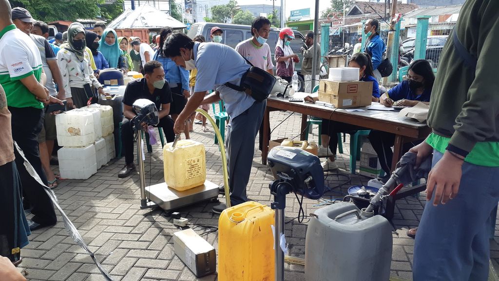 Pedagang di Pasar Larangan, Sidoarjo, mengantre pembelian minyak goreng curah dalam operasi pasar yang digelar Kementerian Perdagangan RI, Selasa (22/1/2022).