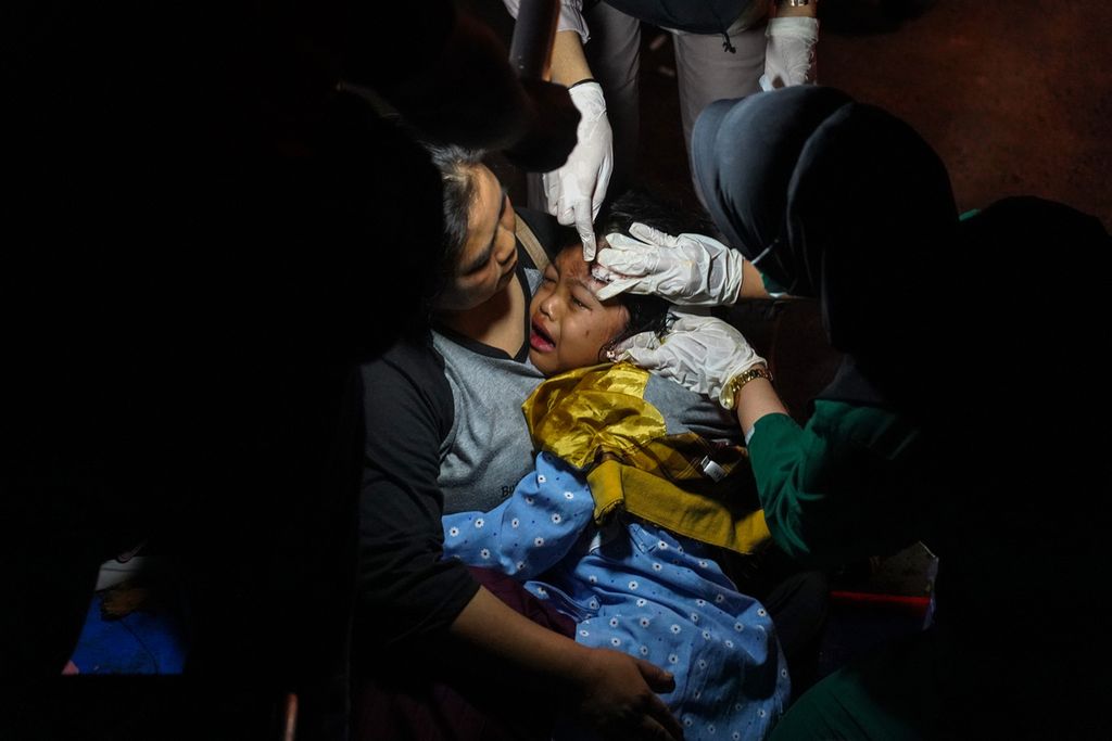 Seorang anak korban gempa mendapat perawatan di halaman RSUD Sayang, Cianjur, Kabupaten Cianjur, Jawa Barat, Senin (21/11/2022). Gempa berkekuatan magnitudo 5,6 SR berdampak pada sejumlah tempat di wilayah Kabupaten Cianjur. Gempa ini menyebabkan 162 orang tewas dan ratusan luka-luka.