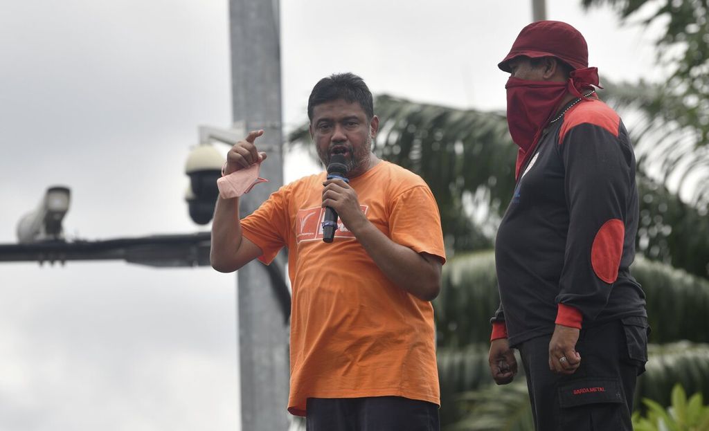 Presiden Konfederasi Serikat Pekerja Indonesia (KSPI) Said Iqbal berorasi saat unjuk rasa buruh di depan Gedung DPR, Senayan, Jakarta, saat berunjuk rasa, Senin (7/2/2022). 