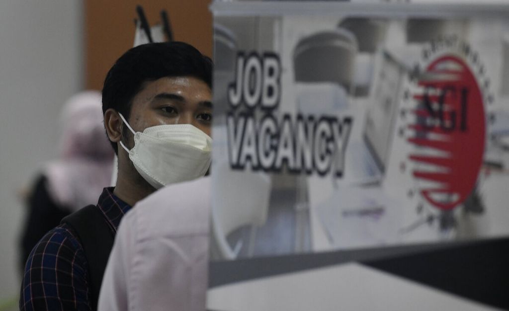 Para pencari kerja berburu informasi lowongan pekerjaan dalam bursa kerja di Ratu Plaza, Jakarta Pusat, Selasa (7/12/2021).  