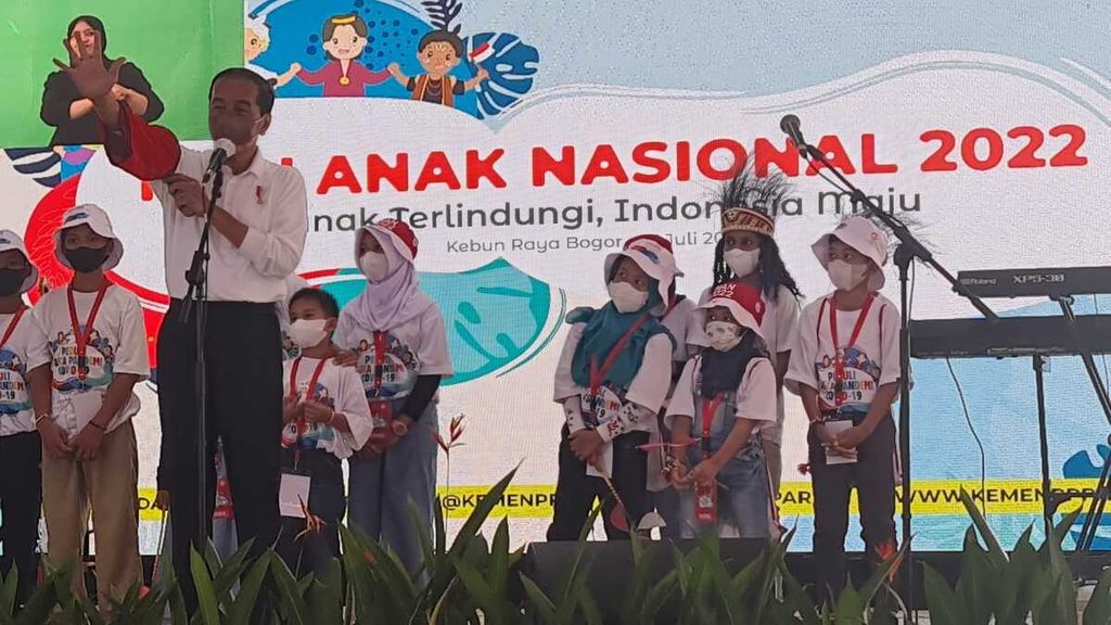 President Joko Widodo plays magic with children at the Peak of National Children's Day 2022 which takes place at Teijsmann Park, Kebon Raya Bogor, West Java, Saturday (23/7/2022).