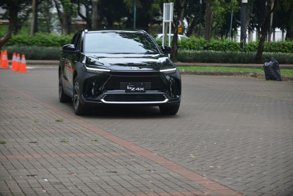 Uji coba mobil listrik tipe Toyota BZ4X di Kompleks Gelora Bung Karno, Jakarta, Rabu (19/10/2022). Sebanyak 143 mobil listrik terdiri dari 41 unit Toyota BZ4X dan 102 unit Lexus UX 300e menjadi kendaraan resmi untuk acara G20. Kendaraan listrik tersebut direncanakan akan digunakan untuk level menteri saat acara G20 berlangsung. Fakhri Fadlurrohman (Z19) 19-10-2022