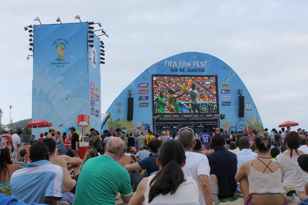 FIFA Fan Fest di Pantai Copacabana, kota Rio de Janeiro, Brasil, pada Senin (30/6/2014) siang, disemarakkan kehadiran ribuan penggemar sepak bola, yang menyaksikan siaran langsung laga 16 besar Piala Dunia 2014, antara Perancis melawan Nigeria. Pendukung tim Perancis bersuka ria di Fan Fest, setelah tim "Ayam Jantan" unggul 2-0 dan melaju ke perempat final. 