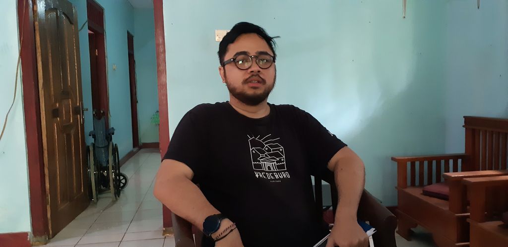 Leonardus Dewala (32) menyatakan tak terima dengan sebutan predator aplikasi kencan di rumahnya di Kabupaten Magelang, Jawa Tengah, Senin (21/3/2022).