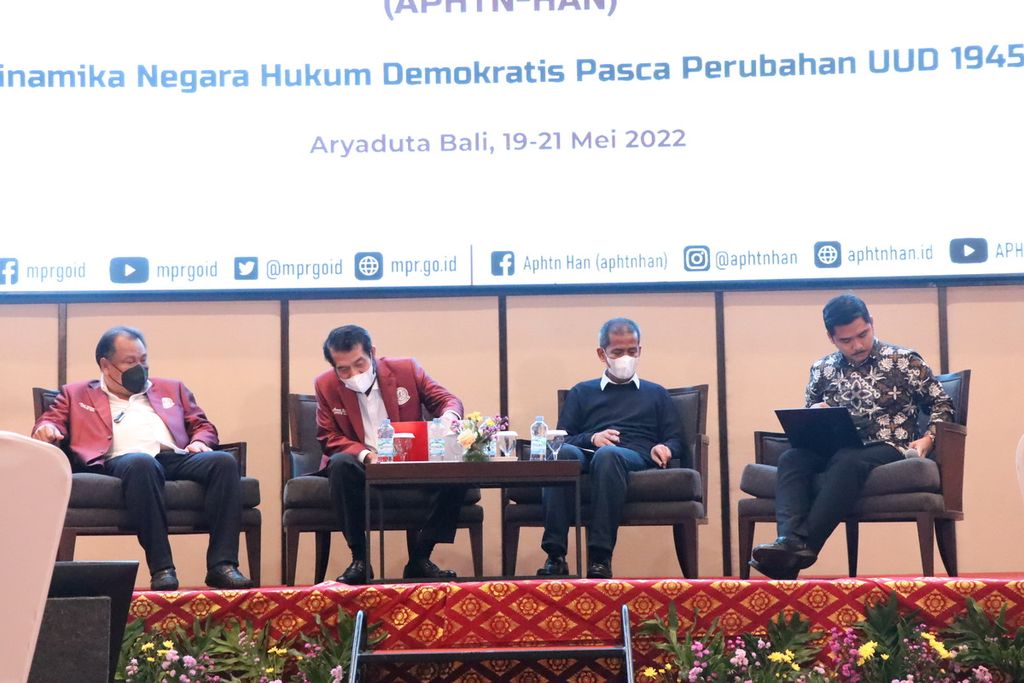 Tiga hakim konstitusi, yaitu Arief Hidayat (kiri), Ketua Mahkamah Konstitusi Anwar Usman (kedua dari kiri), dan Saldi Isra (ketiga dari kiri), menjadi narasumber dalam acara konferensi nasional Asosiasi Pengajar Hukum Tata Negara dan Hukum Administrasi Negara (APTHN-HAN) di Badung, Bali, Kamis (19/5/2022).