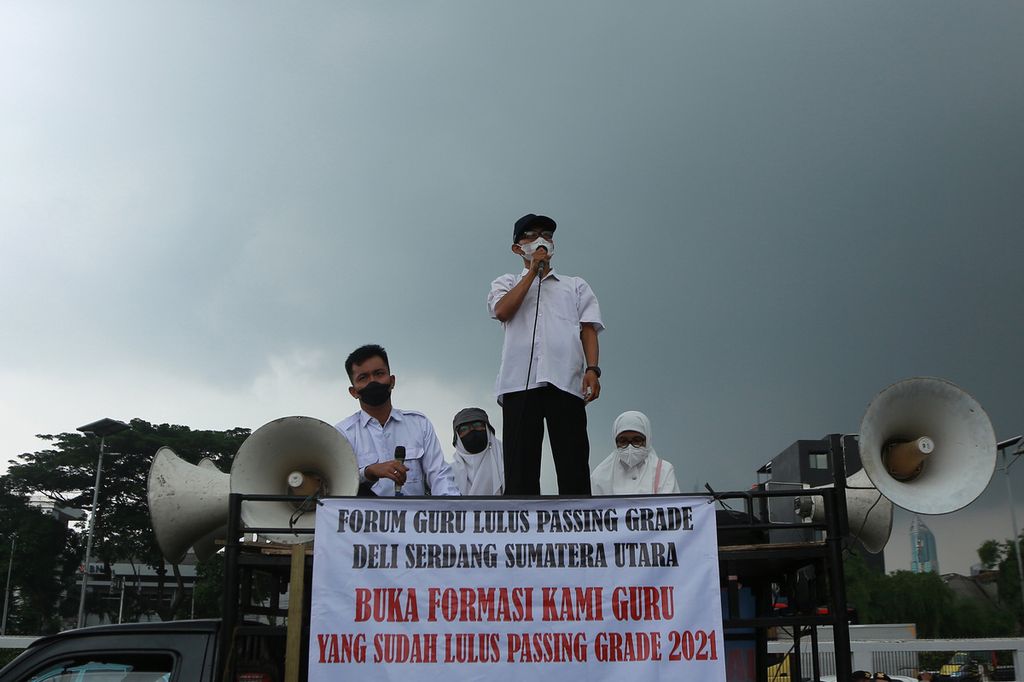 Seorang guru honorer menyampaikan aspirasi di depan Gedung DPR, Jakarta, awal November 2022. 
