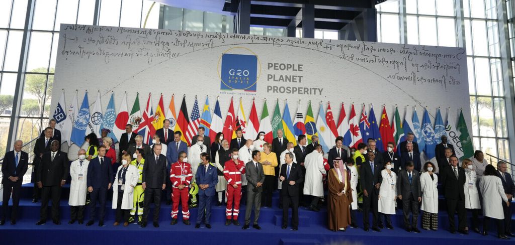 Para pemimpin negara anggota G20 berbincang santai di sela-sela sesi foto bersama pada KTT G20 yang berlangsung di Roma, Italia, Sabtu (30/10). 
