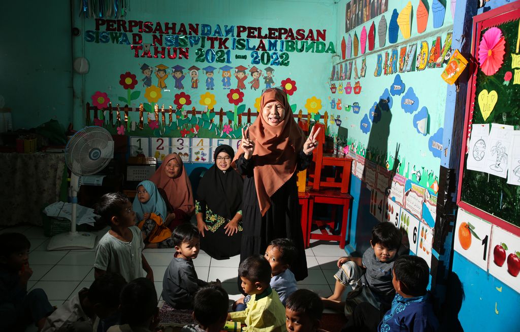 Sopia Herawati mengajar siswa TK Ibunda yang merupakan anak-anak pemulung, di kawasan Puri Bintaro Hijau, Tangerang Selatan, Banten, Jumat (10/2/2023),  