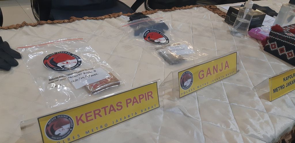 Beberapa barang bukti yang disita polisi dari rumah Ardhito Pramono. Polres Metro Jakarta Barat mengadakan rilis kasus penyalahgunaan narkotika jenis ganja oleh figur publik Ardhito Pramono, di Jakarta, Kamis (13/1/2022).