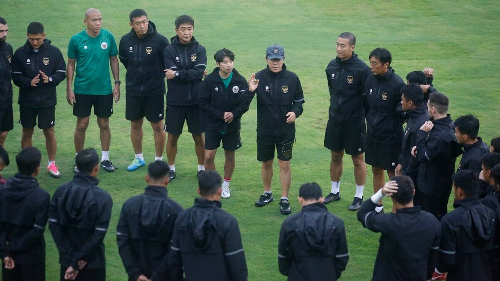 Pelatih tim nasional Indonesia Shin Tae-yong memberikan pengarahan kepada para pemainnya sebelum berlatih di Lapangan A Kompleks Gelora Bung Karno, Senayan, Jakarta, Rabu (4/1/2023). Indonesia akan menghadapi Vietnam pada babak semifinal Piala AFF di Stadion Utama Gelora Bung Karno pada Jumat (6/1/2023). 