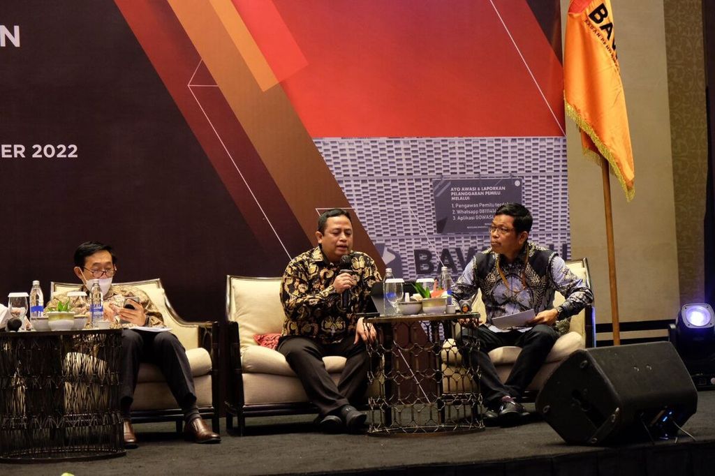 Anggota Bawaslu Puadi (dua dari kiri) saat menjadi narasumber dalam acara Rapat Koordinasi Bawaslu dan Kepala Daerah dalam Mewujudkan Netralitas ASN pada Pemilu 2024 di Bali, Selasa (27/9/2022). 