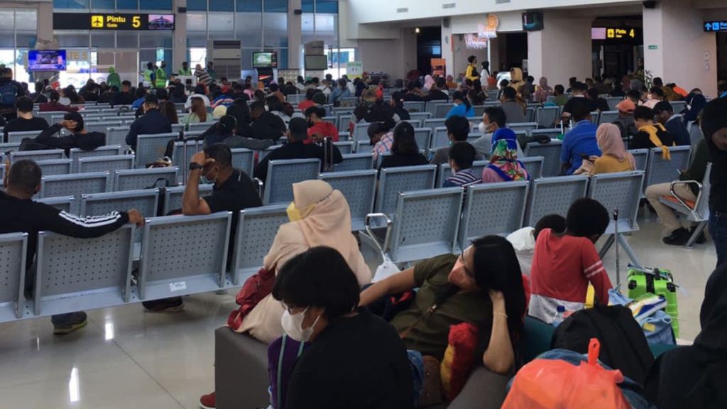 Suasana arus balik penumpang di Bandara Sentani, Kabupaten Jayapura, Papua, Rabu (4/5/2022).