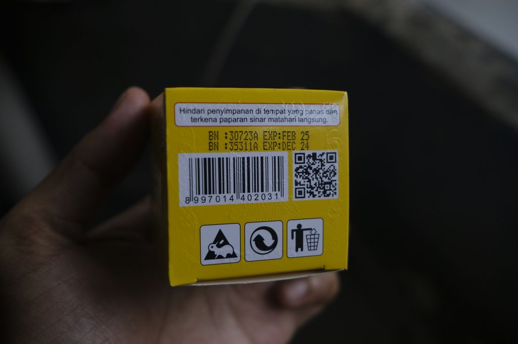 Kode batang (<i>barcode</i>) sebuah produk krim kecantikan yang bernomor registrasi resmi oleh Badan Pengawas Obat dan Makanan (Badan POM). Hal itu menandakan produk terdaftar dan dapat dicek pada basis data produk oleh Badan POM.