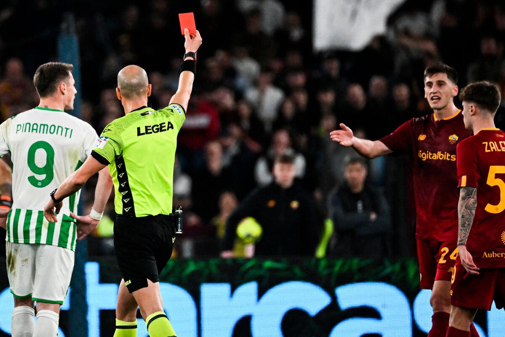 Wasit Michael Fabbri (Kiri) memberikan kartu merah kepada bek AS Roma Marash Kumbulla pada Liga Seri A Italia di Stadion Olimpiade, Roma, Minggu (12/3/2023). AS Roma harus bertanding dengan 10 pemain saat menjamu Sassuolo dan kalah dengan skor 3-4. 