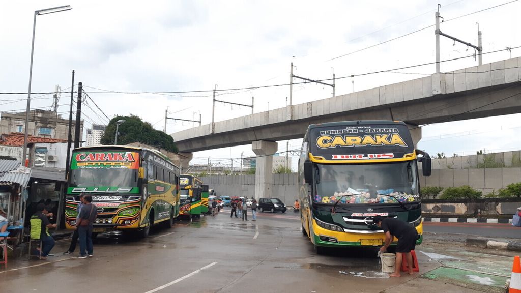 Sejumlah bus antarkota antarprovinsi (AKAP) di Terminal Lebak Bulus, Jakarta Selatan, menunggu calon penumpang yang akan pulang ke kampung halaman, Selasa (31/3/2020).