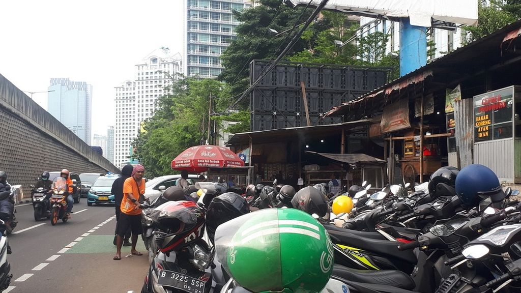 Trotoar dan sebagian jalan yang terokupasi untuk parkir motor di Karet Tengsin, Tanah Abang, Jakarta Pusat, Rabu (7/12/2022).