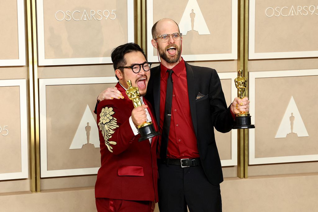 Duo sutradara asal AS, Daniel Kwan (kiri) and Daniel Scheinert, berfoto bersama seusai memenangi kategori Film Terbaik dan Sutradara Terbaik untuk film <i>Everything Everywhere All at Once </i>dalam malam penganugerahan 95 Annual Academy Awards di Hollywood, California, AS, Minggu (12/3/2023) waktu setempat. 