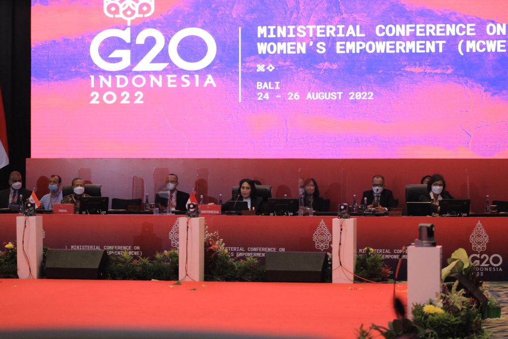 Menteri Pemberdayaan Perempuan dan Perlindungan Anak (PPPA) I Gusti Ayu Bintang Darmawati (tengah) hadir membawakan sambutan pada pembukaan Konferensi Tingkat Menteri G20 tentang Pemberdayaan Perempuan (G20 Ministerial Conference on Women’s Empowerment/MCWE), Rabu (24/8/2022), di Nusa Dua, Bali. Konferensi dengan tema “Recover Together, Recover Stronger to Close Gender Gap” hingga Kamis (25/8/2022) itu berlangsung secara hibrid.