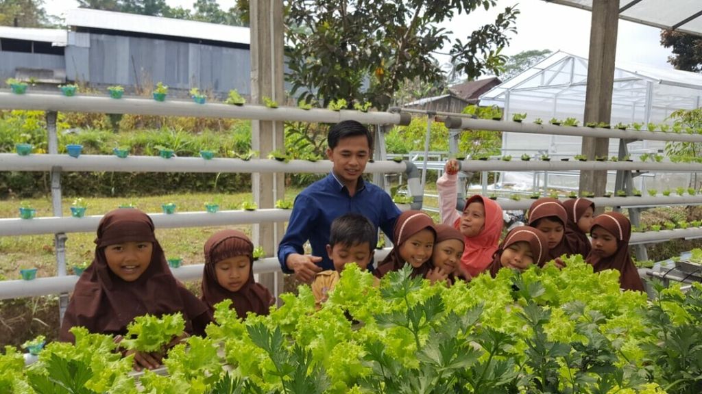 Rayndra Syahdan Mahmudin mengajak anak-anak muda untuk menjadi petani dan peternak di desa. Salah satunya dengan memperkenalkan kegiatan pertanian organik kepada anak-anak sekolah di Kabupaten Magelang, Jawa Tengah.