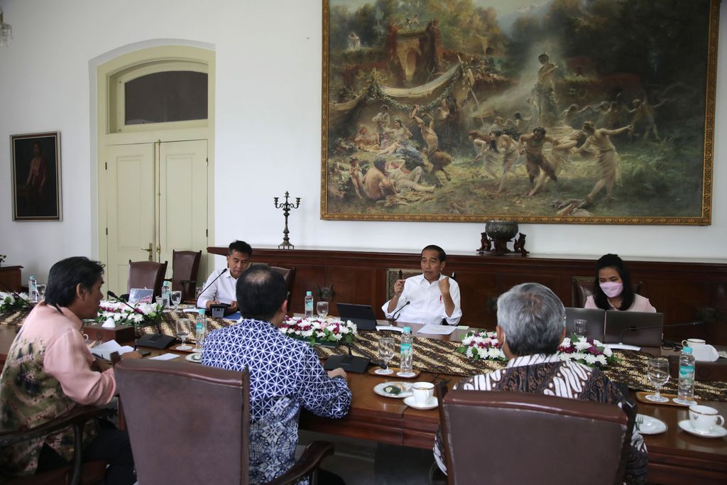 Suasana wawancara khusus tim <i>Kompas</i> dengan Presiden Joko Widodo di Istana Kepresidenan Bogor, Kota Bogor, Jawa Barat, Kamis (3/11/2022). Wawancara khusus ini terkait dengan persiapan pelaksanaan KTT G20 dan situasi politik Tanah Air jelang Pemilu 2024. 