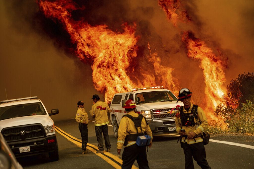 Api menjalar dalam insiden kebakaran hutan di Lake County, California, AS, Minggu (23/8/2020). Pemerintah Negara Bagian California mengumumkan, mulai tahun 2035 tidak akan ada lagi izin jual beli kendaraan baru berbahan bakar minyak. 