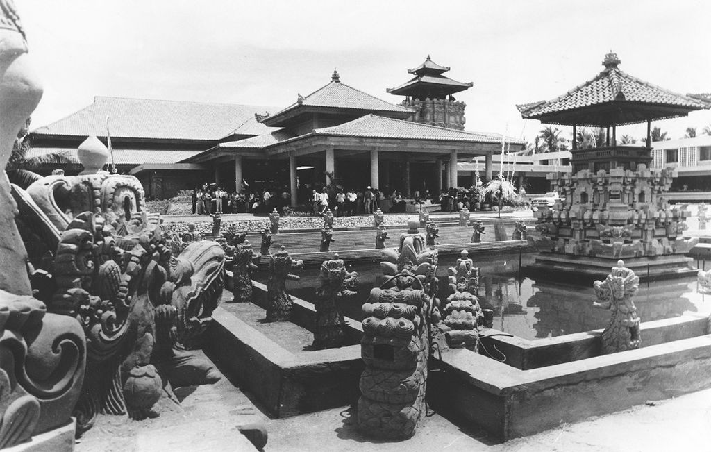 Air mancur seratus kepala naga menghiasi kolam gerbang masuk hotel terindah di Bali, Nusa Dua Beach Hotel, yang dibangun seluas 35.000 m2 di atas tanah seluas 8,5 hekter (17/12/1982).