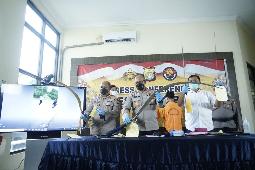 Polisi menunjukkan senjata tajam yang digunakan oleh dua kelompok pelajar saat terlibat tawuran di kantor Polres Metro Bekasi pada Rabu (23/2/2022) siang.
