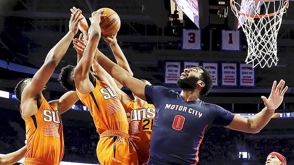 Pemain  Detroit Pistons, Andre Drummond (0), berusaha menjangkau bola rebound saat pertandingan melawan Phoenix Suns pada laga lanjutan liga basket NBA di Auburn Hills, Michigan, Amerika Serikat, Minggu (19/3). Detroit Pistons menang dengan skor 112-95.