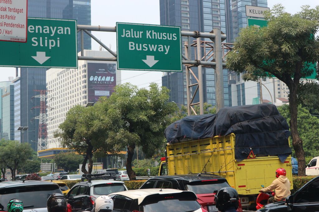 Truk dan motor melintas di jalur busway Jalan Gatot Subroto, Jakarta Selatan, Kamis (12/1/2023).