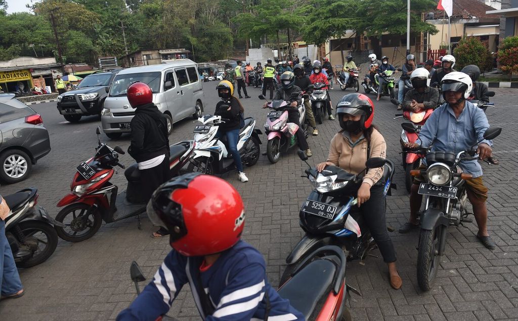 Antrean warga setelah diberlakukannya harga BBM yang baru di salah satu SPBU di Kabupaten Malang, Jawa Timur, Sabtu (3/9/2022).  