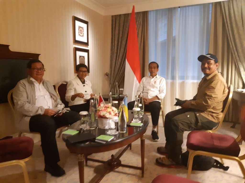 Presiden RI Joko Widodo didampingi Menteri Luar Negeri Retno LP Marsudi dan Sekretaris Kabinet Pramono Anung (kiri) saat sesi wawancara khusus dengan wartawan <i>Kompas</i>, Harry Susilo (kanan), di Kyiv, Ukraina, Rabu (29/2/2022). 