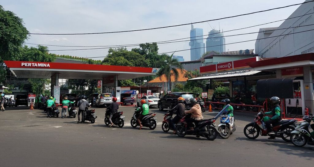 Pengendara sepeda motor mengisi bahan bakar jenis pertalite (RON 90) di salah satu SPBU Pertamina di Jakarta, Jumat (24/6/2022). Beban subsidi BBM terancam membengkak seiring harga minyak mentah dunia yang tetap bertahan tinggi hingga pertengahan tahun ini. Harga jual BBM jenis pertalite (RON 90) saat ini Rp 7.650 per liter, sedangakan untuk pertamax (RON 92) Rp 12.500 per liter.