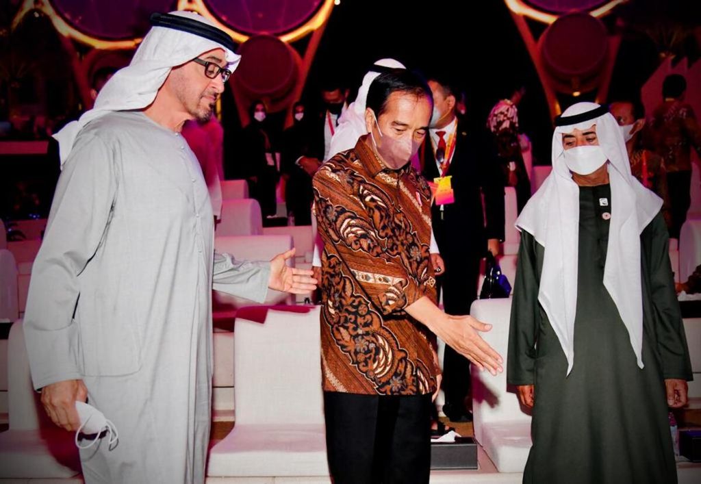 Dengan didampingi Putra Mahkota Abu Dhabi Sheikh Mohammed bin Zayed al-Nahyan (MBZ), Presiden Joko Widodo menyaksikan pameran Dubai Expo pada Kamis, 4 November 2021. 
