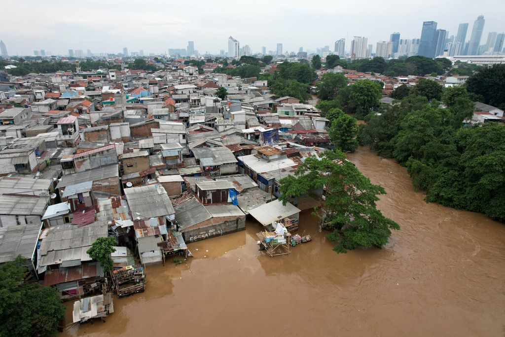 Suasana permukiman padat yang sebagian besar dihuni warga miskin di tepi Sungai Ciliwung yang membelah wilayah Jatinegara, Jakarta Timur, Senin (10/10/2022). Tingginya target pemerintah dalam menekan angka kemiskinan pada kisaran 7,5-8,5 persen pada 2023 perlu didukung dengan keberpihakan lewat kebijakan dan politik anggaran pemerintah. 