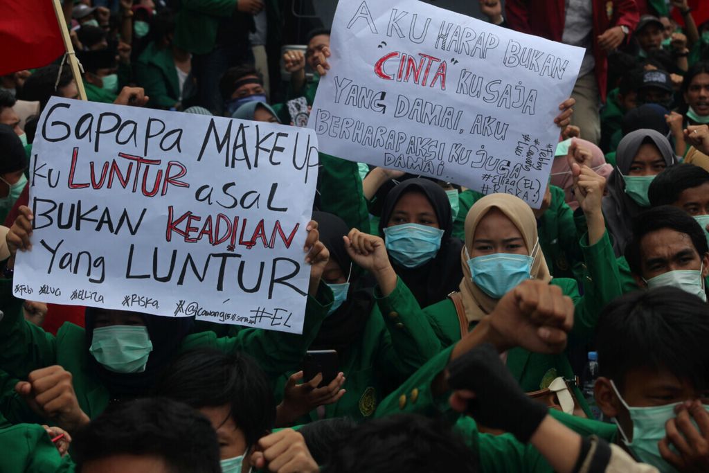 Ratusan mahasiswa Universitas Muhammadiyah Palembang melakukan aksi unjuk rasa di depan Markas Polda Sumsel, Senin (30/9/2019).