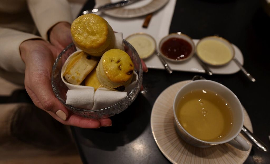Menu klasik <i>scones</i> dengan goji beri di Hotel The St Regis Jakarta. 