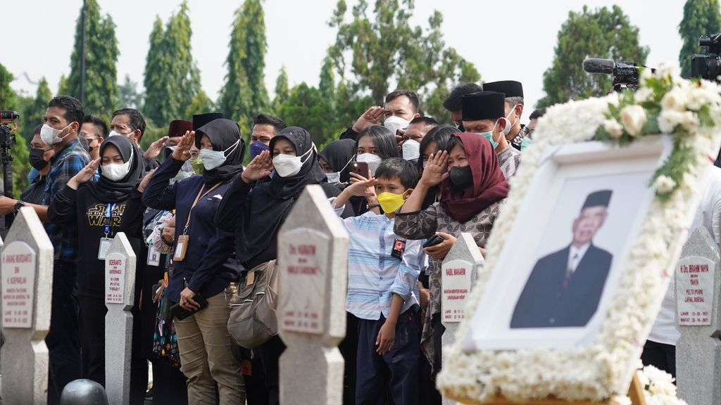 Para pelayat yang hadir saat pemakaman Azyumardi Azra di Taman Makam Pahlawan Kalibata, Jakarta, Selasa (20/9/2022). 