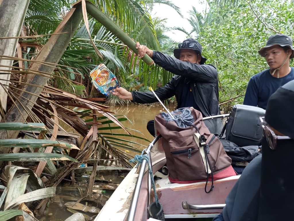 Dinas Lingkungan Hidup Kabupaten Paser dan tim Ekspedisi Sungai Nusantara menemukan sampah plastik di sekitar aliran Sungai Kandilo, Kabupaten Paser, Kalimantan Timur, Senin (19/9/2022).