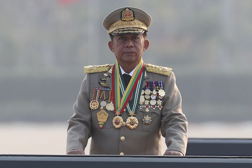 Pemimpin junta militer Myanmar, Min Aung Hlaing, sedang menginspeksi pasukan di parade militer memperingati 78 tahun Angkatan Bersenjata Myanmar di Naypyidaw, Myanmar, Senin (27/3/2023). 