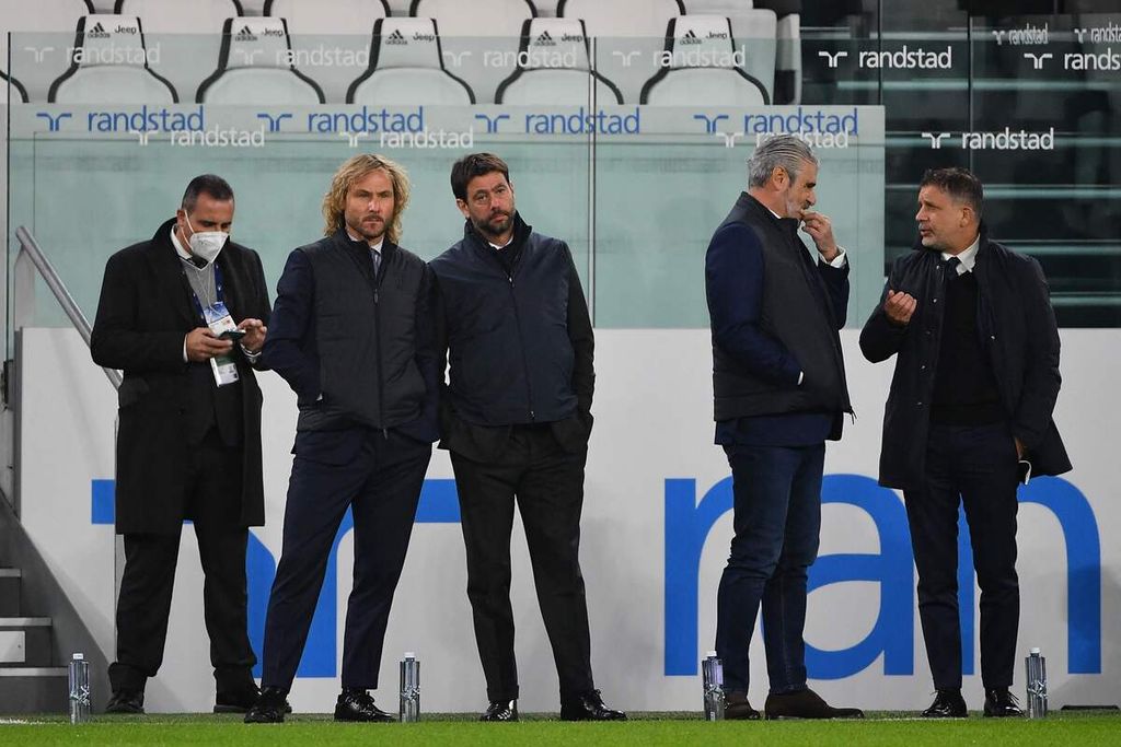 Wakil Presiden Juventus Pavel Nedved (kedua dari kiri) dan Presiden Juventus Andrea Agnelli (ketiga dari kiri) dalam arsip foto tanggal 6 November 2021. Para pejabat Juve itu dijatuhi hukuman akibat dugaan skandal pemalsuan dokumen keuangan klub Liga Italia itu. 