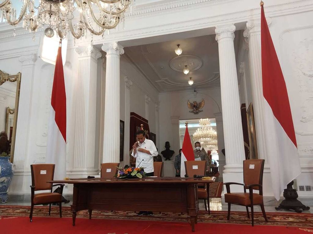 Presiden Joko Widodo sesaat menjelang memberikan keterangan pada konferensi pers perihal pengalihan subsidi bahan bakar minyak di Istana Merdeka, Jakarta, Sabtu (3/9/2022).